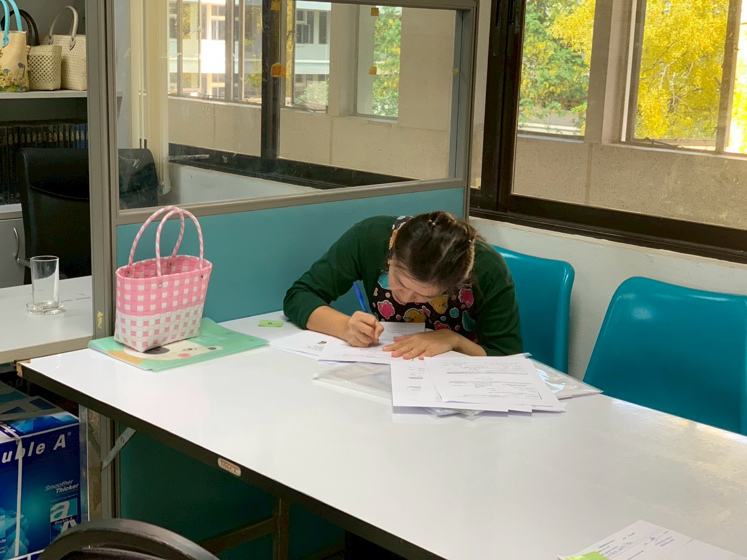 title - วันที่ 26 มีนาคม 2569 นายวิทูล ประดิษฐบุญ ปฏิรูปที่ดินจังหวัดปราจีนบุรี  พร้อมด้วย นายภูมินทร์ โพธิ์ชูชัชวาล ผู้จัดการธนาคารเพื่อการเกษตรและสหกรณ์การเกษตร(ธ.ก.ส.) สาขาวังท่าช้าง  ได้มาตรวจเยี่ยมช่วยอำนวยความสะดวกแก่เกษตรกรที่เข้ามาใช้บริการ ณ สำนักงานการปฏิรูปที่ดินจังหวัดปราจีนบุรี ชั้น 3 ศาลากลางจังหวัดปราจีนบุรี